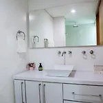 Mq Crown House Castillo